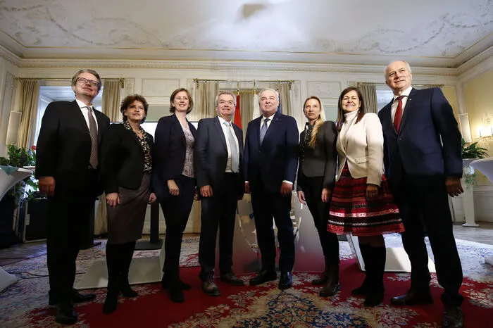 Chistopher Drexler (ÖVP), LR Ursula Lackner (SPÖ), LR Barbara Eibinger-Miedl (ÖVP), LR Anton Lang (SPÖ), der Landeshauptmann der Steiermark, Hermann Schützenhöfer (ÖVP), die designierte LR Juliane Bogner-Strauß (ÖVP), LR Doris Kampus (SPÖ) und LR Johann Seitinger (ÖVP)