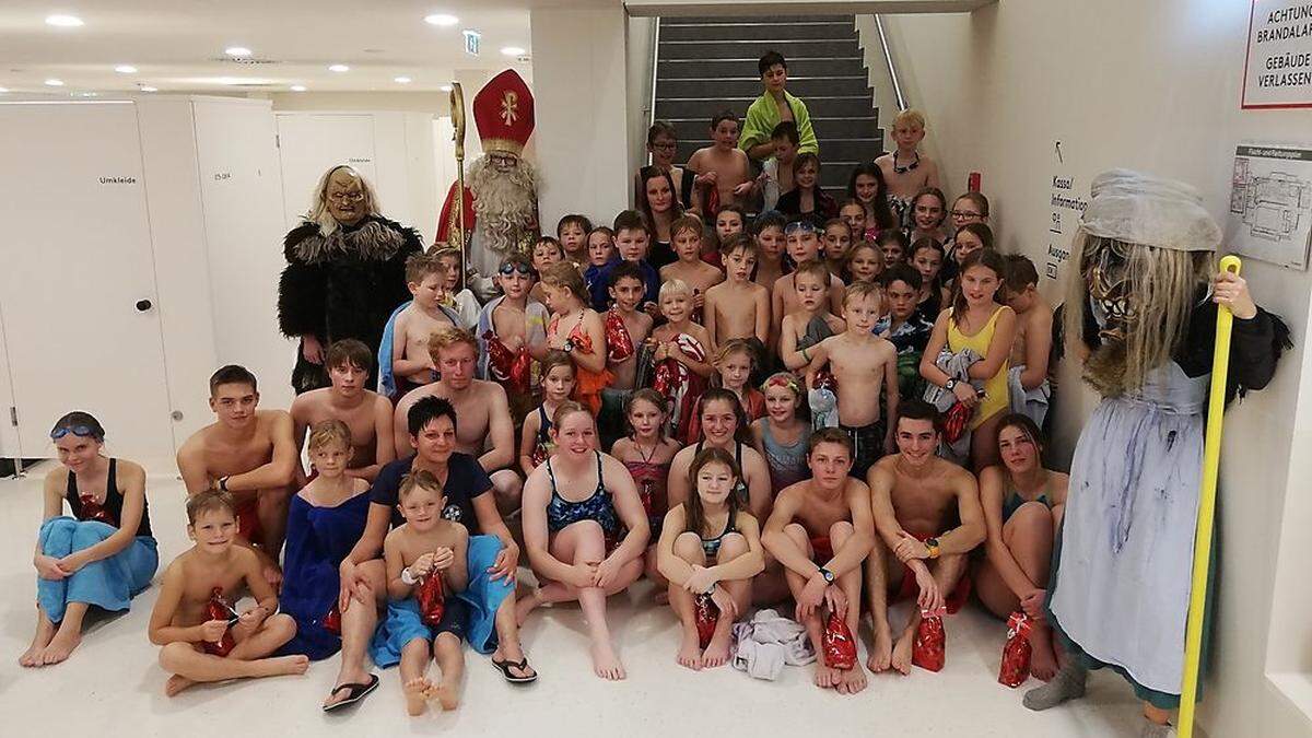 Nach dem Training im Hallenbad wurden die Kinder der Wasserrettung Osttirol vom Nikolaus besucht