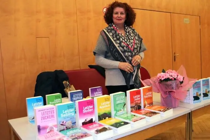 Voitsbergs Bürgermeister Bernd Osprian freute sich, den berühmten Krimiautor in Voitsberg begrüßen zu dürfen, Barbara Reischl von der Buchhandlung „Lesezeichen“ betreute den Büchertisch.