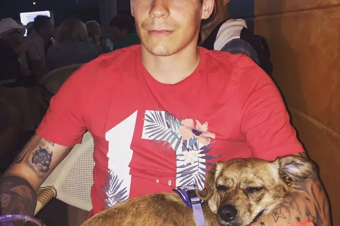 "Kira" macht es sich gern bei ihrem Herrchen Dominik Frieser gemütlich.