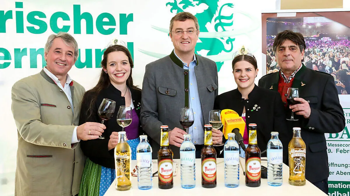 Bauernbund-Direktor Franz Tonner mit den Weinhoheiten Jöbstl und Silberschneider, Weinbaudirektor Luttenberger und Künstler Garofalo