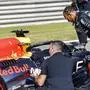 Schon bei den Testfahren nahm Lewis Hamilton den RB19 genau unter die Lupe