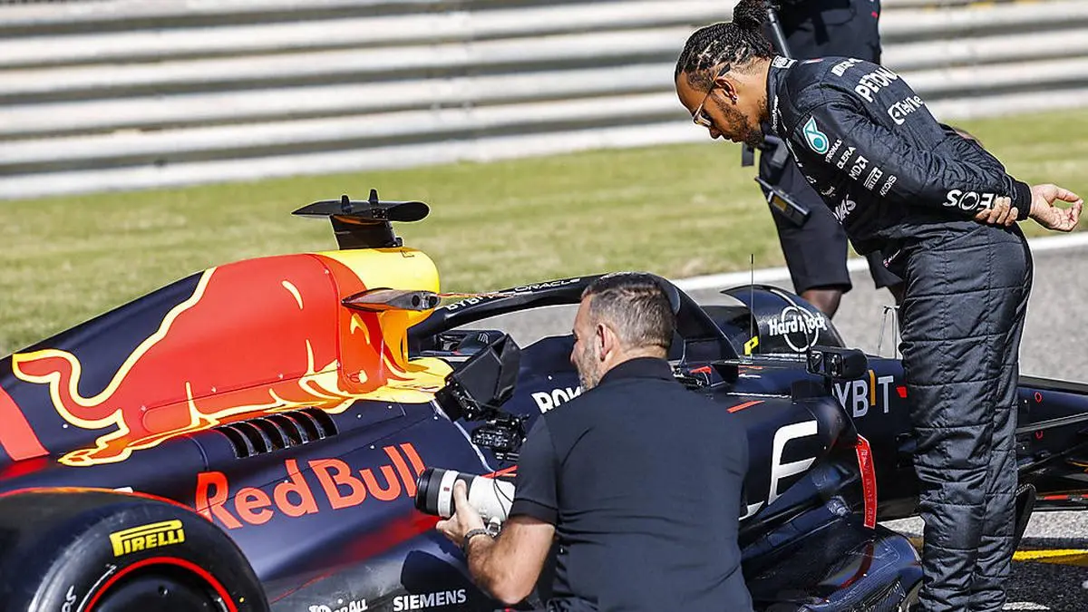 Schon bei den Testfahren nahm Lewis Hamilton den RB19 genau unter die Lupe