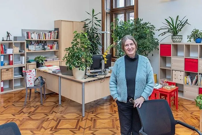 Bürgermeisterin Elke Kahr hingegen setzt auf second-hand-Möbel und Ikea-Retro-Stil - und viel Grün.
