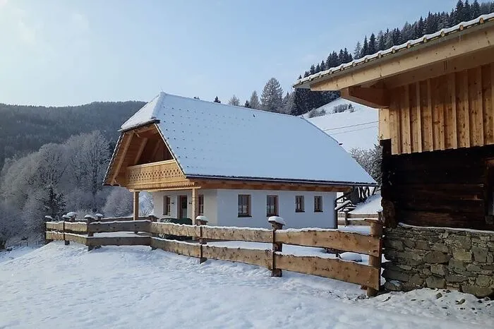 Almhütte Wiedhupf. Die Almhütte der Familie Galler wurde 2018 gebaut und liegt in der Region Katschtal auf der steirischen Seite. Einen besonderen Genuss bietet die Außensauna.