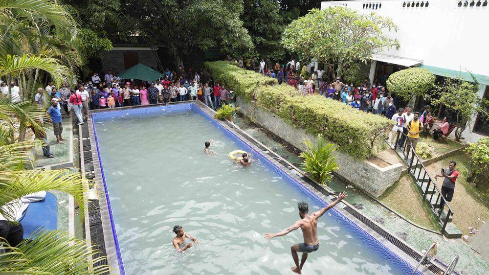 Demonstranten halten den Palast von Sri Lankas Staatspräsidenten Gotabaya Rajapaksa besetzt. Swimming Pool inklusive. 