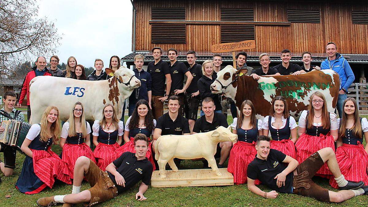 Der "Pokal", das geschnitzte Holzkalb, wird dieses Schuljahr auf dem Goldbrunnhof stehen