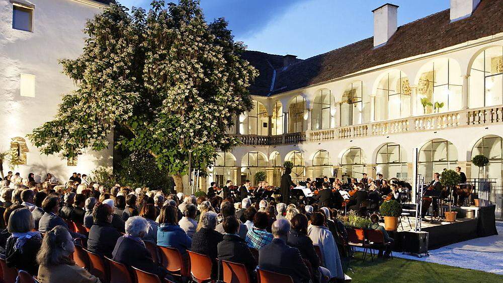 Zuhörer der Schlosshofserenade genießen jedes Jahr das einzigartige Ambiente