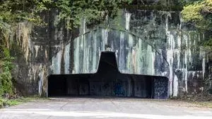 Durch Öffnungen wie diese wurden Kampfjets aus der Flugzeugkaverne auf die Startbahn geschoben.  Aus dem Buch „Lost Places in Kroatien“ (2023, Styria Verlag)