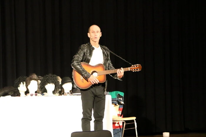 Nach dem fulminanten Auftritt des Kabarettisten Christian Hölbling mit Band am Freitag hatte der von der Althofner Narrenbühne bestens bekannte “Stadtmasseur“ Heinz Lagler am Samstag seinen großen Auftritt. 