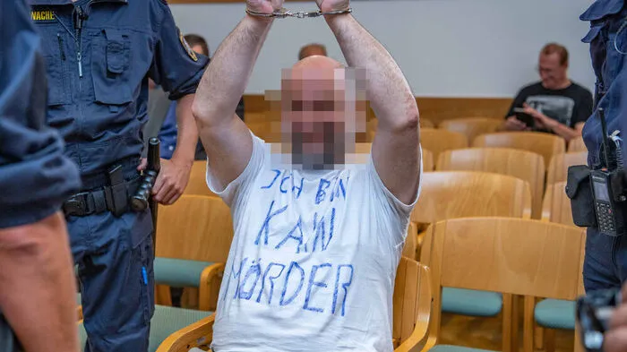 Der Angeklagte hatte sich ein T-Shirt für den Prozess bemalt: "Ich bin KAIN Mörder", stand darauf