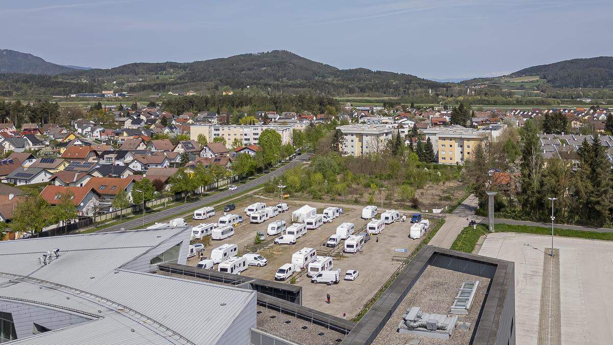 Das Camp am Parkplatz hinter der „Cine City“