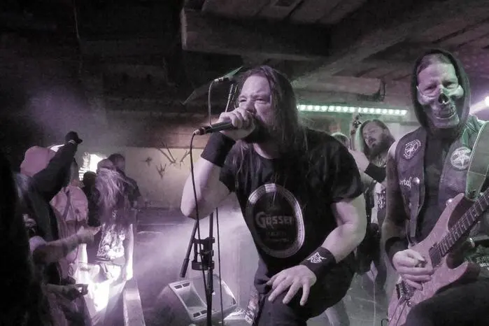 Bis in die Nachtstunden war Headbangen angesagt.