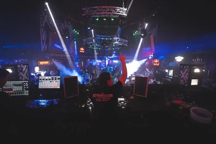 Die DJs Lazarus, Poley Tight, Artheist, Sonic Warfare und Agonize sorgten für eine ausgelassene Stimmung am Dancefloor.