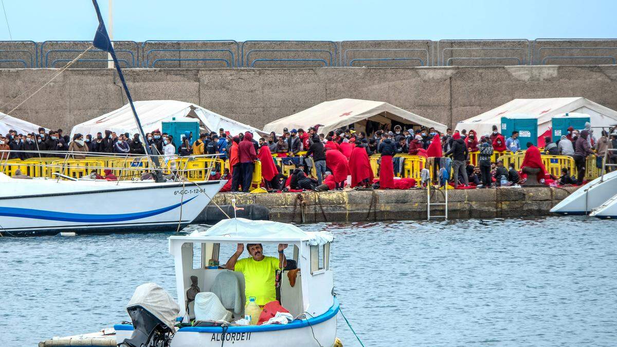 Ein Migrantenstrom, der nicht abreißen will: Szenen im Hafen von Arguineguin, Gran Canaria