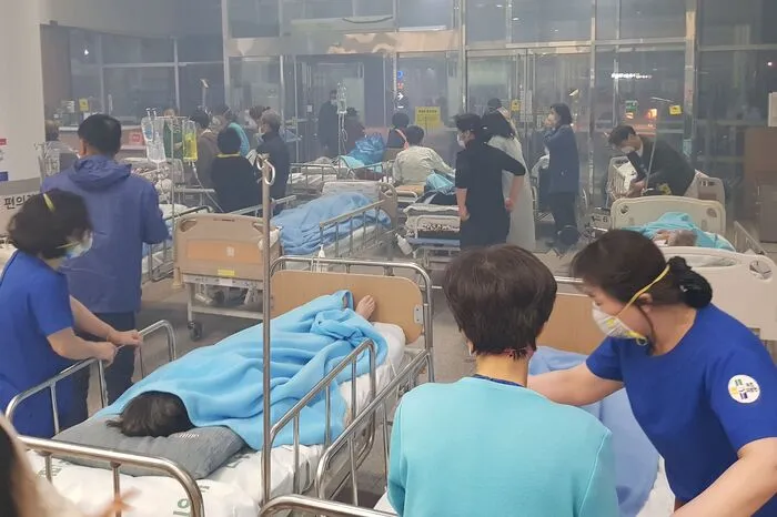 Tausende Menschen im Kreis Goseong und in anderen Gebieten mussten in Sicherheit gebracht werden. Ein Mensch starb bislang in den Flammen.