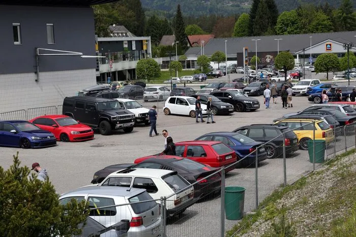 Klicken Sie sich hier durch erste Fotos des inoffiziellen Treffens.