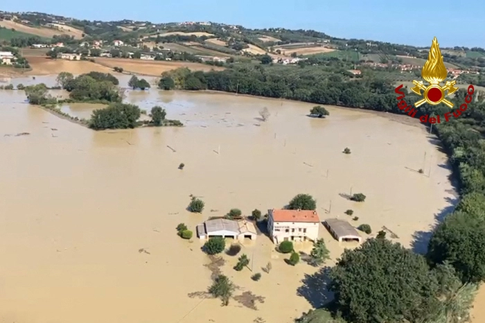 Der Katastrophenschutz hatte die Bewohner des Küstenortes Senigallia nördlich von Ancona aufgerufen, höher gelegene Gebiete aufzusuchen.