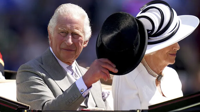 Die noble Anreise in der Kutschenprozession mit vier Schimmeln soll nicht täuschen: Schirmherr König Charles (74) und seine Frau Camilla (75) kamen auch zum Pferderennen Royal Ascot, um zu gewinnen.