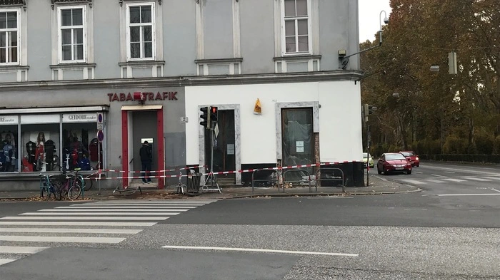 Der alkoholisierte Lkw-Fahrer krachte zunächst in die Hausmauer, dann in eine Ampel, und erwischte dann zwei Fußgänger, die verletzt wurden.