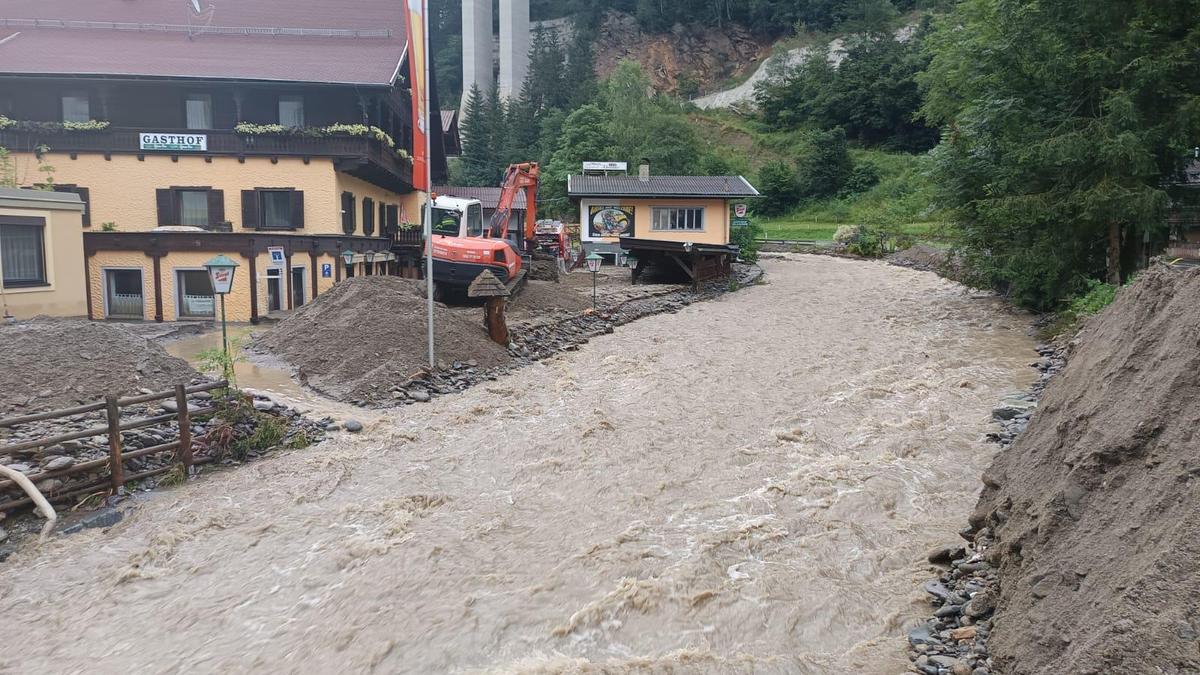 Enorme Wassermassen donnern durch Kremsbrücke, weitere könnten nun von oben hinzukommen