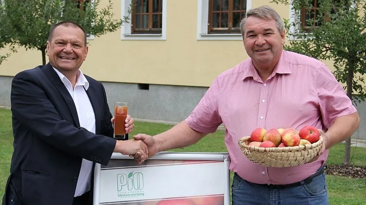 Eduard Posch, Obmann der Pinkafelder Obstverwertungsgenossenschaft, und Karl Trummer, Geschäftsführer von Trummer Fruchtsäfte