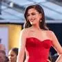 Anne Hathaway zeigt sich in einem ungewöhnlichen Look am Strand