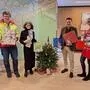 Bürgermeister Kurt Wallner (3.v.l.), Claudia Leeb (2.v.l.) und Doris Stütz (r.) übergaben die Weihnachtspackerl an Josef Himsl vom Roten Kreuz