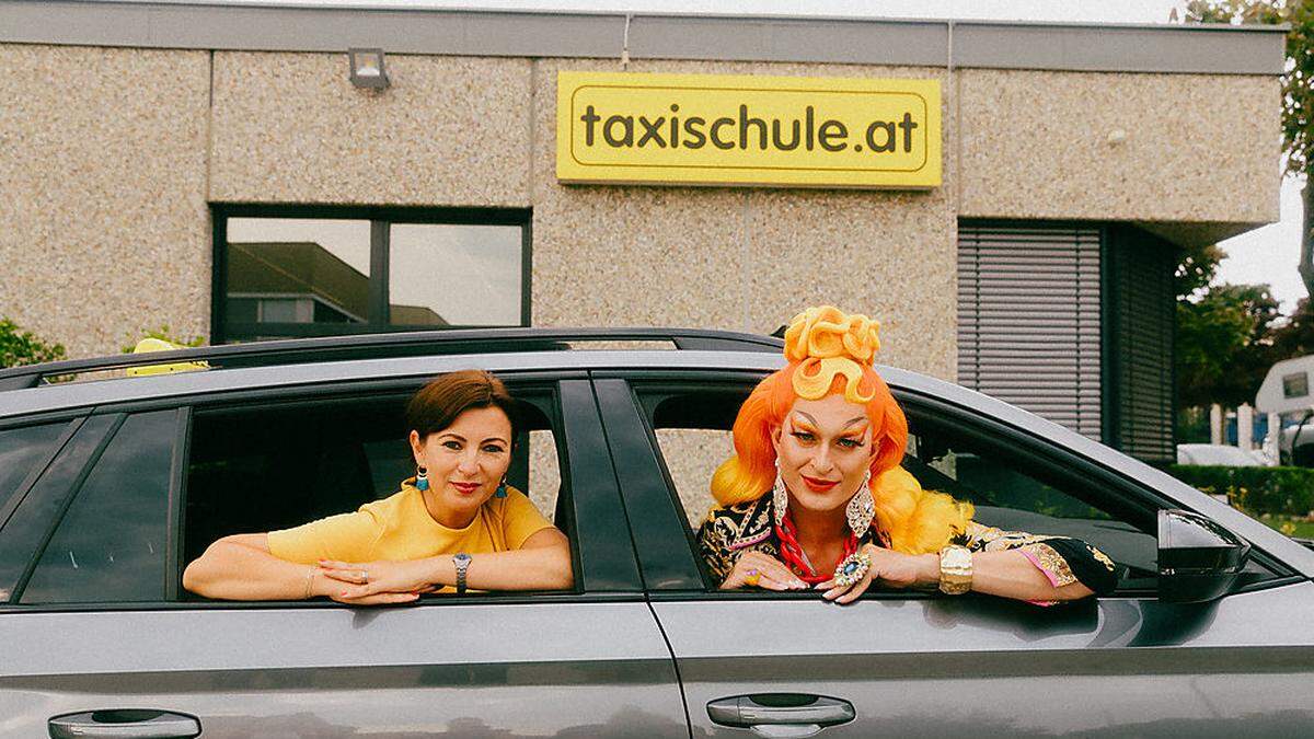 Dragqueen Candy Licious unterrichtet zukünftige Taxilenker