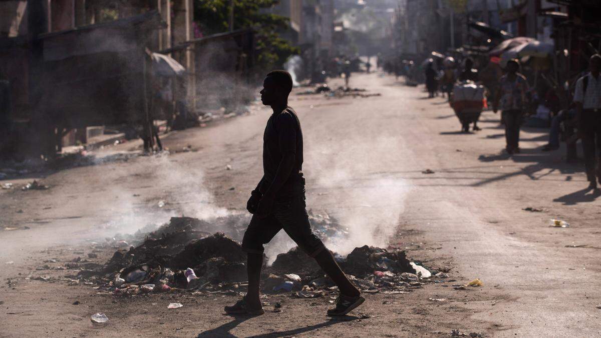 In Haiti haben kriminelle Banden die Haupt-Stadt Port-au-Prince angegriffen. Tausende Menschen mussten flüchten.