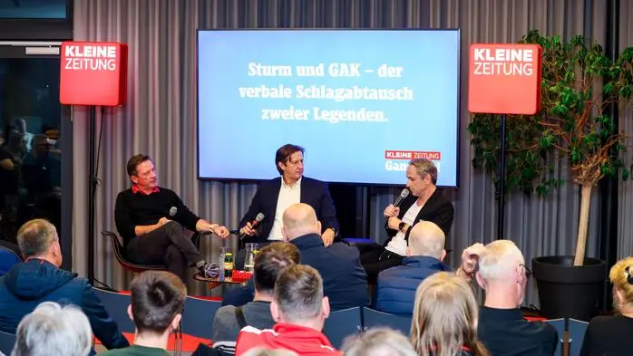 Die „Stadtrivalen“ Werner Gregoritsch (GAK) und Günther Neukirchner (Sturm Graz) nahmen gemeinsam mit Michael Schuen (Kleine Zeitung) auf der Bühne Platz und lieferten sich einen pointierten Schlagabtausch