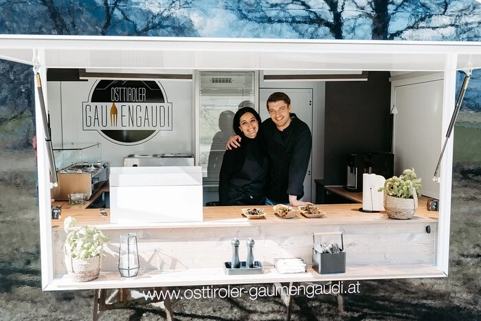 Christina und Fabio Kofler in ihrem Foodtruck