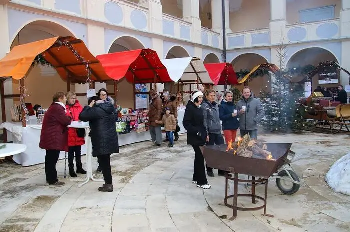 Die prächtige Kulisse des Lipizzanergestüts Piber und das abwechslungsreiche Rahmenprogramm luden Groß und Klein beim Adventmarkt in Piber zum Schlemmen und Verweilen ein. Im stimmigen Barock-Arkadenhof des Schlosses Piber gab es kunstvolle Handwerkskreationen zu bestaunen und zu kaufen, mit kulinarischen Köstlichkeiten wurden die Besucher verwöhnt. 