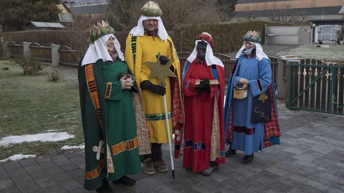 Bis zum Dreikönigstag, dem 6. Jänner, ziehen Kaspar, Melchior, Balthasar und der Sternträger von Haus zu Haus, um die Botschaft von der Geburt Jesu zu verkünden.