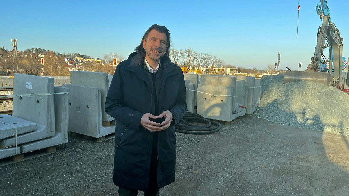 Bürgermeister Josef Wallner bei der Baustelle zum neuen Bahnhof 2021