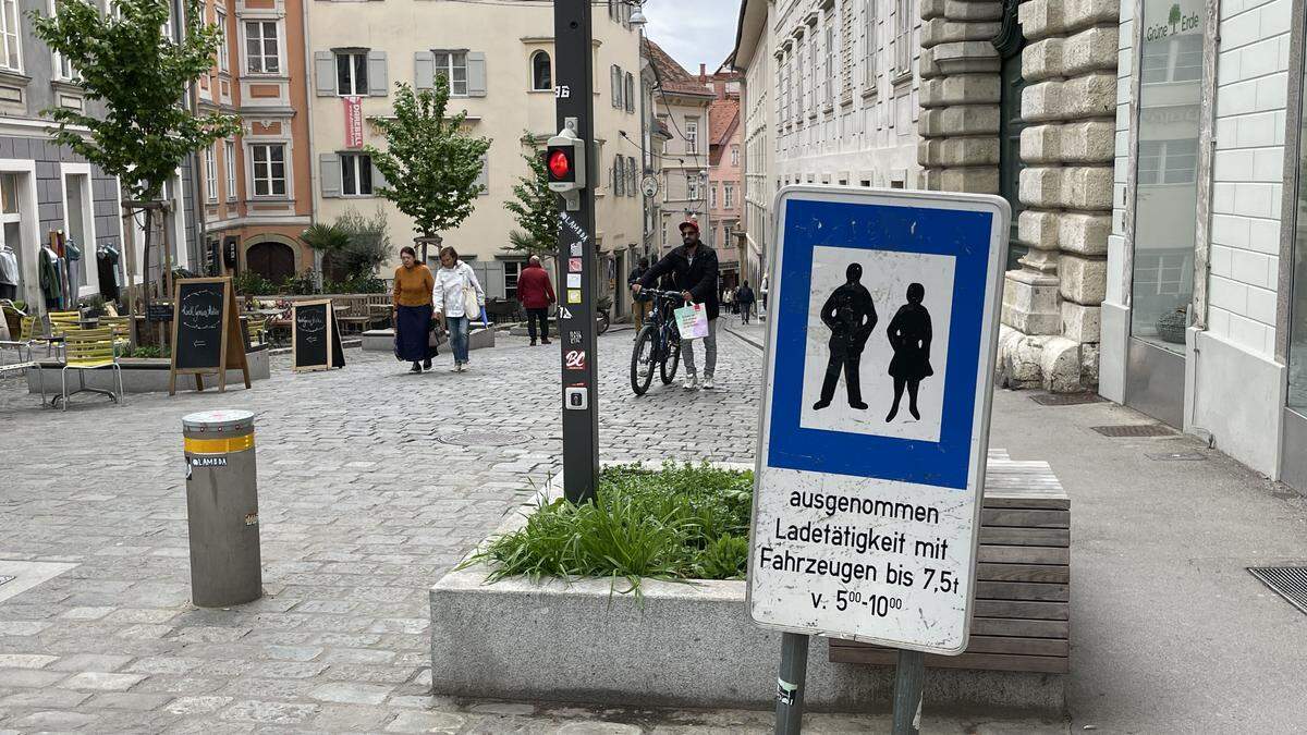 Schilder machen die Fußgängerzone kaum übersehbar