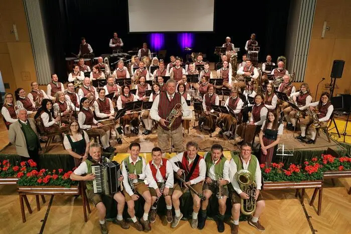 Im Zuge des traditionellen Wunschkonzerts des MV Kirchberg feierten die Musiker ihren Trompeter und Komponisten