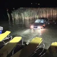Neben einem Steg strandete der Kroate mit seinem Pkw
