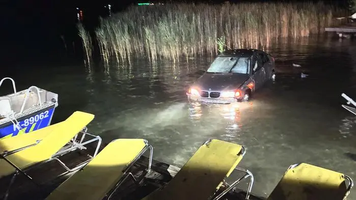 Neben einem Steg strandete der Kroate mit seinem Pkw