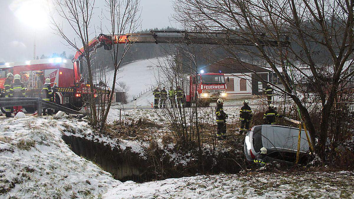 Mittels Kran, Seilwinde und Hebetraverse bargen die Feuerwehrleute das Auto 