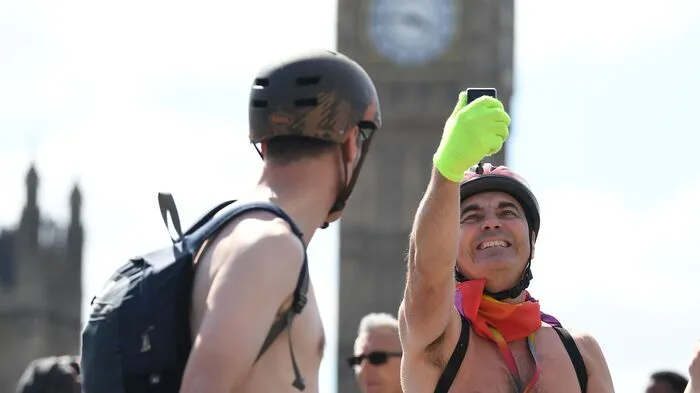Hunderte Radfahrer sind ganz oder fast unbekleidet quer durch London gefahren.