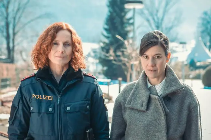 - Bis in die Seele ist mir kalt - - Im Bild (v.li.): Jutta Fastian (Martina Schober), Pia Hierzegger (Oberinspektorin Acham). - Copyright: ORF/Mona Film/Helga Rader - Veröffentlichung honorarfrei nur für redaktionelle Berichterstattung in Sendungszusammenhang und mit Copyrightangabe. Kontakt: foto@orf.at