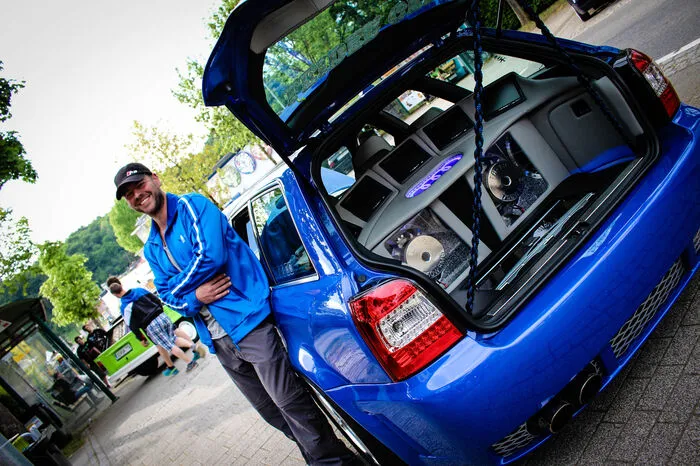 „Ich fahre zwar einen Audi und keinen VW, allerdings ist das inzwischen ja auch kein reines Volkswagen-Treffen mehr. Verrückt nach Autos bin ich schon seit meiner Kindheit, mein ganzes Zimmer war mit Autopostern tapeziert. Dass es dann später ein Audi wurde, daran ist eigentlich ein Kollege schuld. Bei ihm bin ich zum ersten Mal in einem A4 mitgefahren und war sofort begeistert. Mein erster Audi war dann ein 1.8 Turbo, danach kam ein S4 und jetzt ist es ein RS4 – der Zenit in dieser Kategorie. Bis er so aussieht wie heute habe ich acht Jahre gebraucht. Im Kofferraum ist eine Hifi-Anlage mit Dolby Digital Home Cinema Qualität. 143 Dezibel ist der maximale Pegel, aber das ist natürlich lauter als alles was man im Auto ertragen würde. Ich hör meistens leiser. Rock oder Techno. Besonders stolz bin ich aber auf das Gesamtpaket. Es trägt einfach meine Handschrift. Beim Treffen in Reifnitz bin ich heuer zum vierten Mal und ich komme sicher wieder. Allerdings immer lieber vor dem eigentlichen Treffen, dort sind mir dann einfach zu viele Betrunkene.“