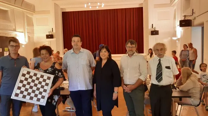 Turnierdirektor Philipp Raeke, Organisatorin Regina Golser, Vizebürgermeister Alfred Zaruba, Nationalratsabgeordnete Agnes Totter, Landtagsabgeordneter Andreas Lackner und der Präsident des steirischen Schachverbandes, Gerd Mitter, bei der Eröffnung in Mureck