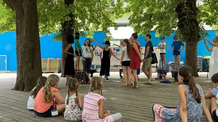 Beim Theaterstück dürfen die selbst gebastelten Masken nicht fehlen