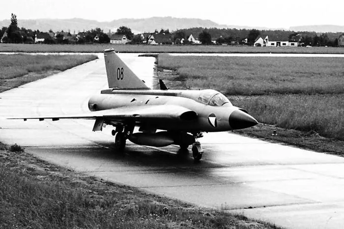 Doch trotz heftigen Widerstands landen am 6. Juni 1988 die ersten 6 Draken von Schweden kommend in Graz. In der Folge werden alle 24 Abfangjänger in Graz und Zeltweg stationiert.