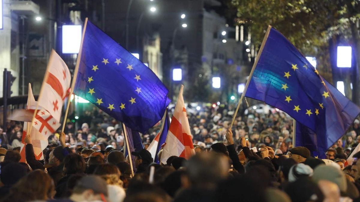 In Georgien wird gegen den Wahlsieg der pro-russischen Regierungspartei protestiert.