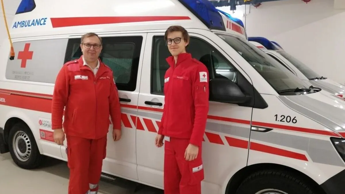 Sanitäter Hannes Wolf und Luca Pasek (rechts)