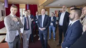 Hausherr Emanuel Berger bei der Führung durch das Mountain Resort Feuerberg unter anderen mit Gerlitzen-Chef Manuel Kapeller-Hopfgartner und Touristikern | Hausherr Emanuel Berger (links) bei der Führung durch das Mountain Resort Feuerberg. Rechts: Gerlitzen-Chef Manuel Kapeller-Hopfgartner