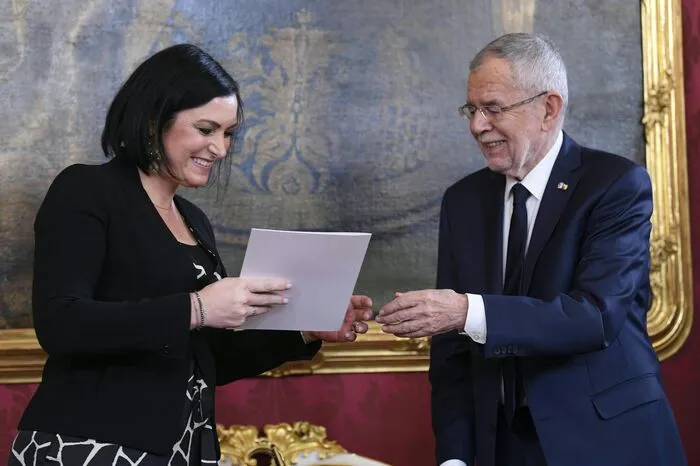 Van der Bellen überreicht Landwirtschaftsministerin Elisabeth Köstinger ihre Urkunde.